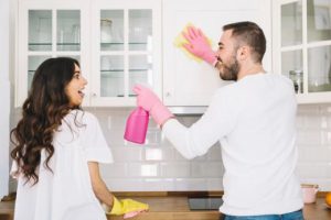 γυναίκα και άντρας καθαρίζουν το σπίτι