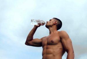 άντρας πίνει νερό μετά την γυμναστική