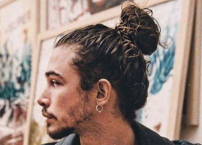 ανδρικό man bun κούρεμα για σγουρά μαλλιά με κοντό κότσο