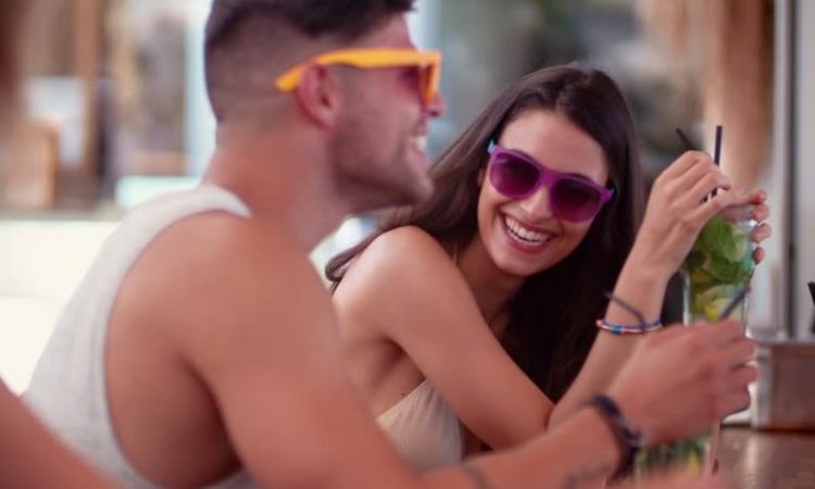 tips για να φλερτάρεις στο beach bar