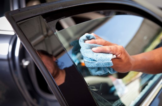καθάρισμα γυάλινων επιφανειών του αυτοκινήτου