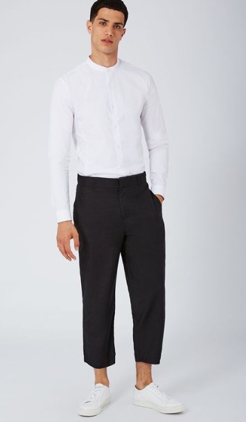wide-leg παντελόνι με λευκό πουκάμισο