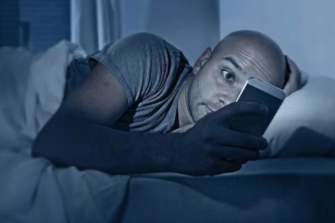 χρησιμοποιείς το κινητό σου πριν κοιμηθείς