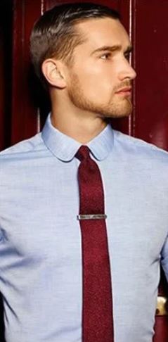 γαλάζιο πουκάμισο κόκκινη γραβάτα