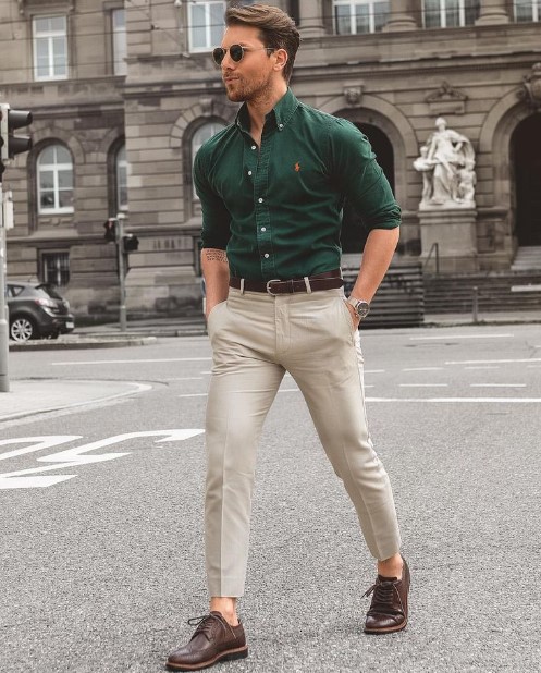 πράσινο πουκάμισο μπεζ παντελόνι