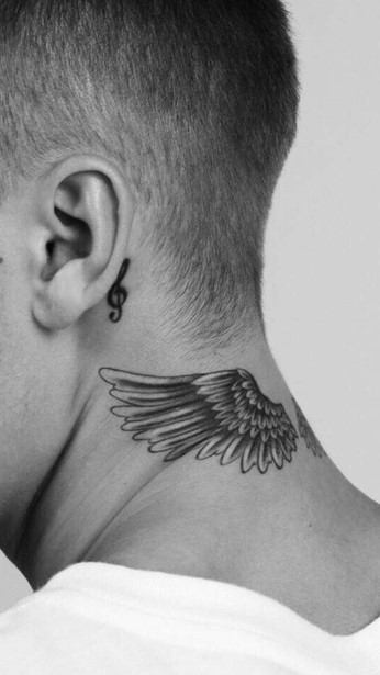 τατουάζ φτερά στο σβέρκο