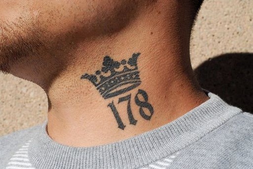 τατουάζ κορόνα αριθμούς λαιμό