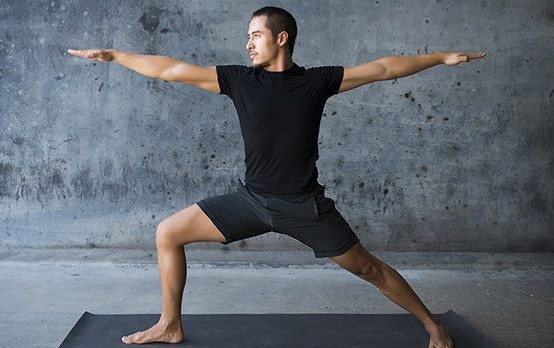 άντρας κάνει yoga τάσεις fitness