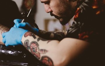 Επαγγελματίας στα τατουάζ