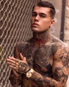 Άντρας γεμάτος τατουάζ
