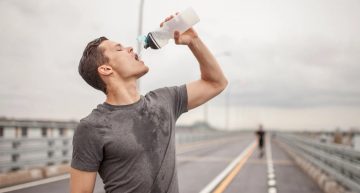 άντρας πίνει νερό γυμνάζεται βελτιώσεις απόδοση γυμναστική