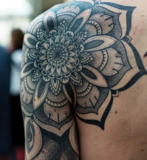 Ανδρικό τατουάζ με λουλούδια 
