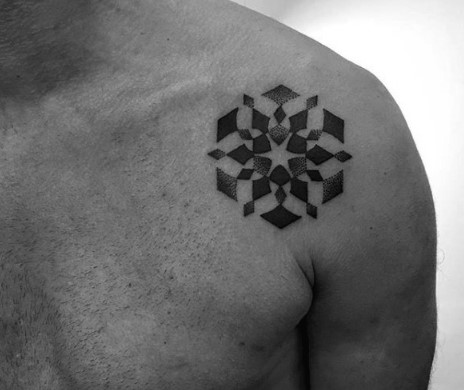 Μικρό τατουάζ στον ώμο, γεωμετρικό σχέδιο