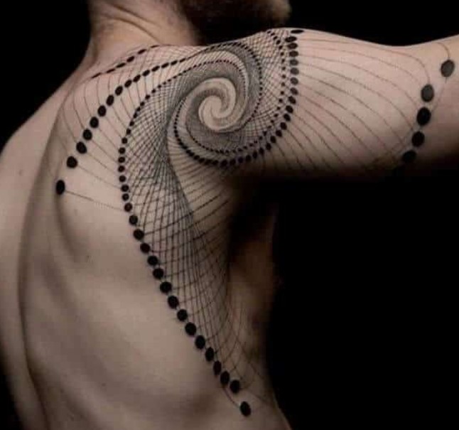 Γεωμετρικό τατουάζ στον ώμο 