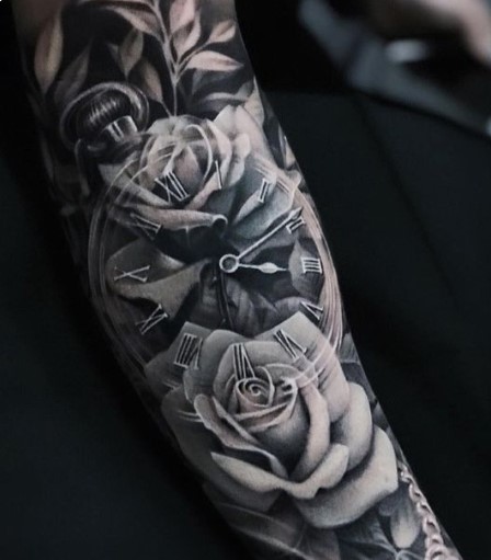 Tattoo με τριανταφυλλα στο χέρι για άνδρες