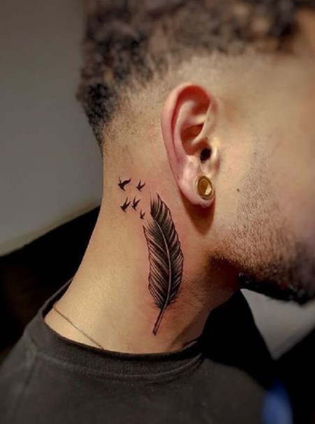 τατουάζ φτερό στον λαιμό