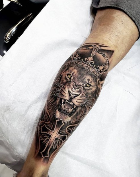 τατουάζ λιοντάρι στη γάμπα