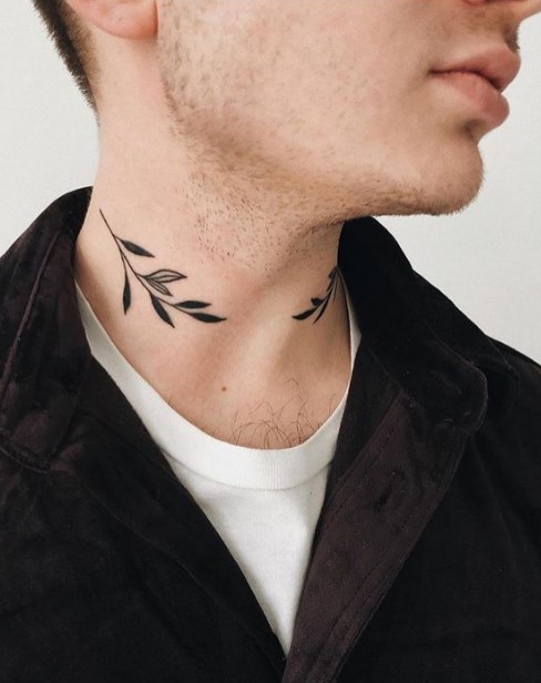 τατουάζ στο μπροστά μέρος του λαιμού