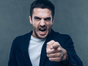θυμωμένος άντρας δείχνει δάχτυλο