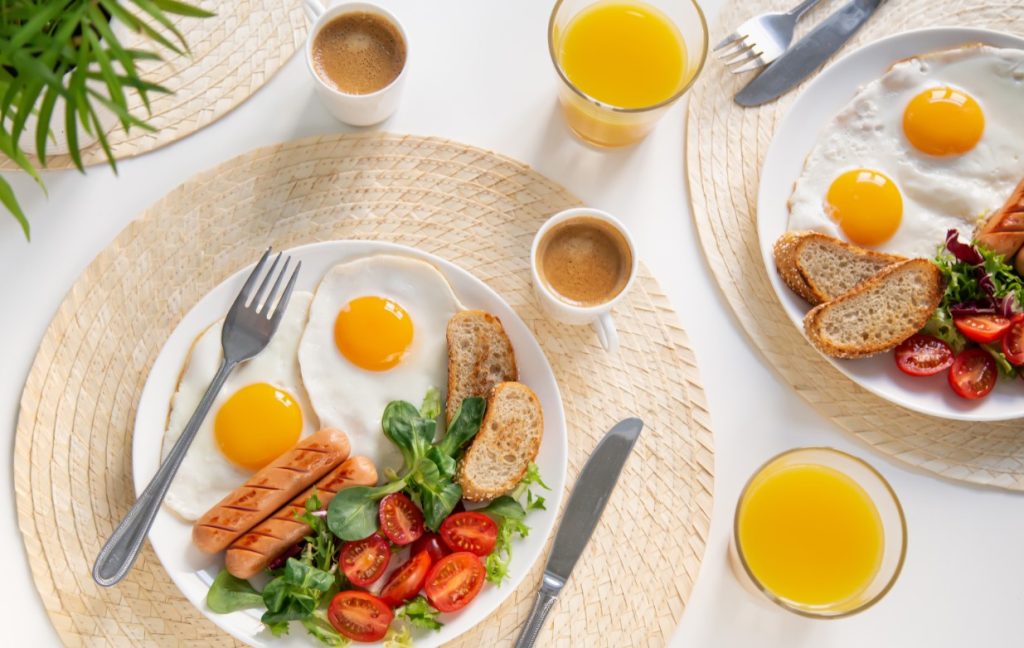 Ένα καλό πρωινό γεμάτο πρωτεΐνες, φυτικές ίνες, υδατάνθρακες και λιπαρά