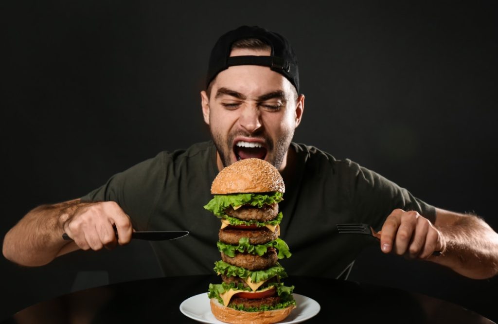 Πεινασμένος τρώει μεγάλο γεύμα λίγο πριν την γυμναστική, λάθη της προπόνησης
