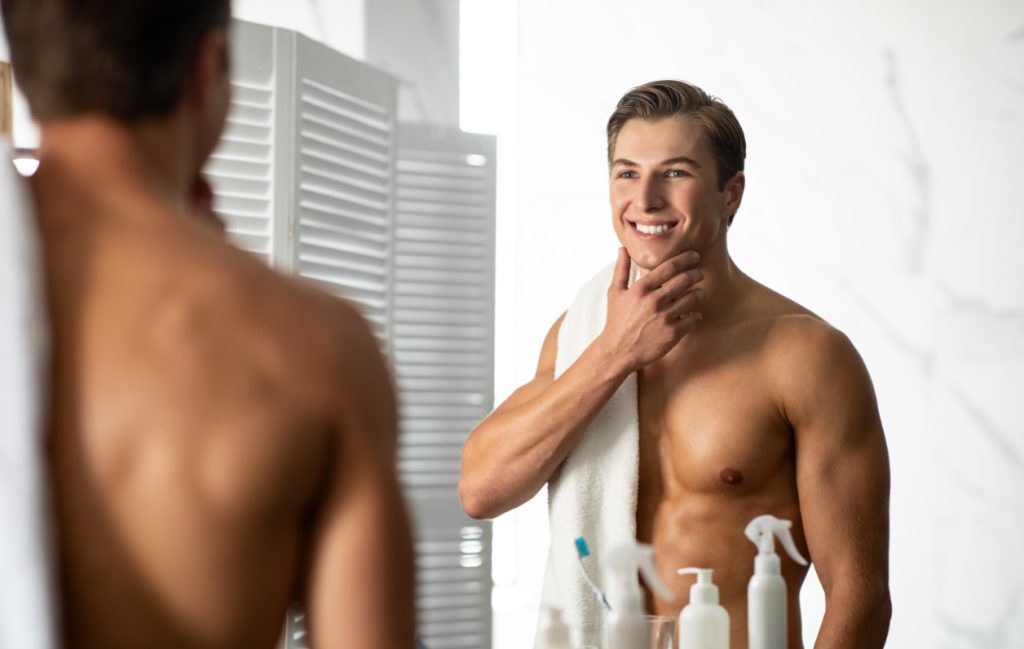 Αποδεδειγμένο ότι η vegan διατροφή κάνει το δέρμα μας πιο λαμπερό-άνδρας που κοιτιέται στον καθρέφτη υγιής και με όμορφο μαλλί