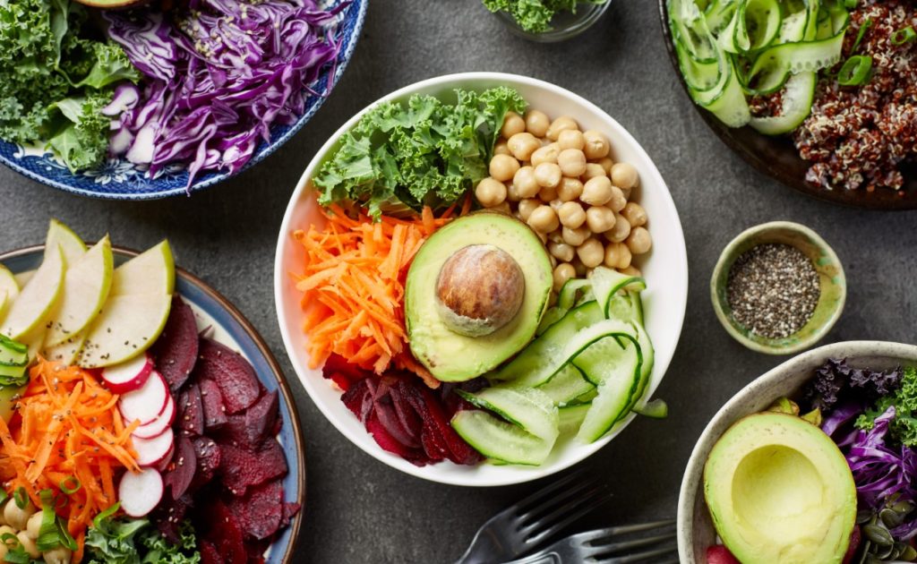 Η vegan διατροφή: μας βοηθάει στο να ρυθμίζουμε το βάρος μας και την δίαιτά μας-λαχανικά-όσπρια-avocado-υγιεινό γεύμα