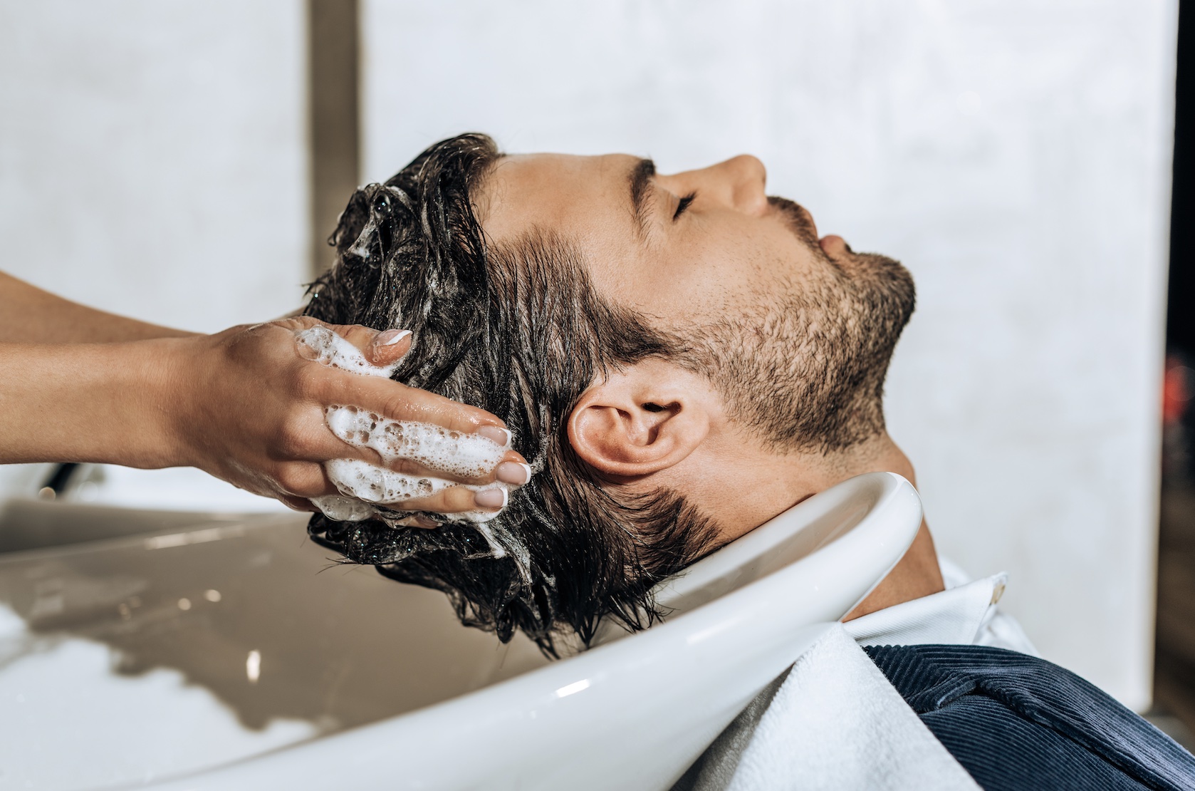 Как правильно мыть мужчину. Мытье волос в салоне. Мытье головы в салоне. Мытье головы мужчине в салоне. Мытье волос мужчина.