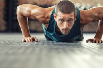 άντρας κάνει push-ups βάζεις κιλά χωρίς καταλαβαίνεις