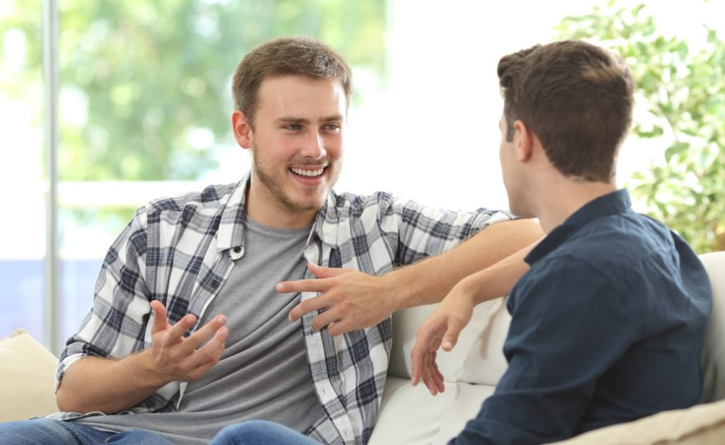 Συνομιλία μεταξύ ανδρών, χρησιμοποιούν ίδιες χειρονομίες και γίνονται πιο συμπαθείς