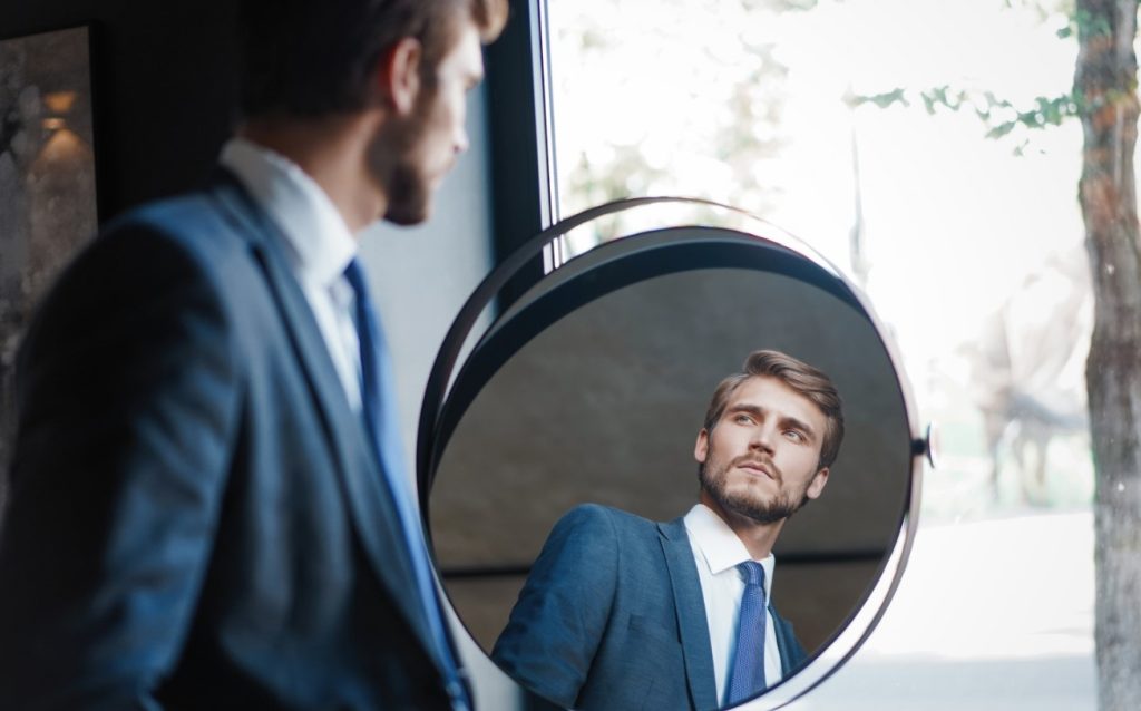 Άνδρας κοιτιέται στον καθρέφτη, δεν ρίχνει εγωισμό