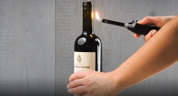 Αναπτήρας και μπουκάλι: πως να ανοίξεις το κρασί αν δεν έχεις τιρμπουσόν