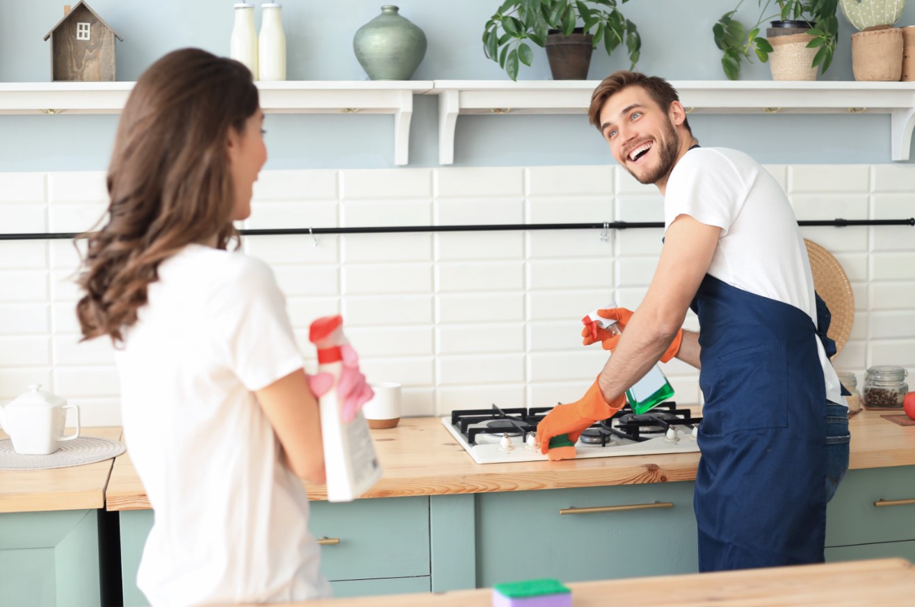 ζευγάρι καθαρίζει τη κουζίνα
