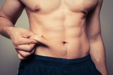 άντρας περιορίσεις περιορίσεις λίπος στην κοιλιά