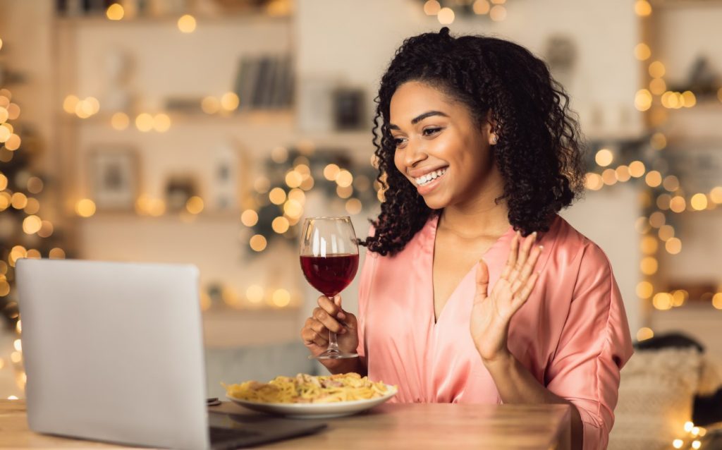 Γυναίκα σε βιντεοκλήση να πίνει κρασί, τρόποι για να μην βαρεθείς την σχέση εξ αποστάσεως