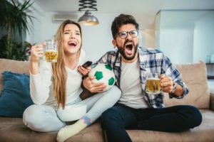 άντρας γυναίκα πίνουν μπύρα βλέπουν ποδόσφαιρο σε βλέπει μόνο φιλικά