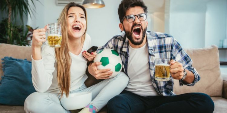 άντρας γυναίκα πίνουν μπύρα βλέπουν ποδόσφαιρο σε βλέπει μόνο φιλικά