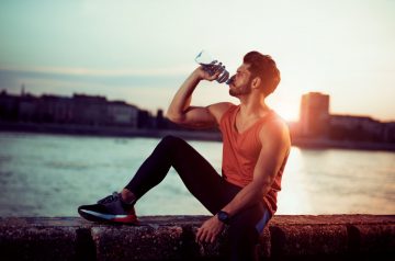 λόγοι που είναι σημαντικό να πίνεις νερό