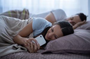 γυναίκα στέλνει μήνυμα άντρας κοιμάται