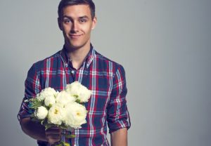 άντρας κρατάει λουλούδια τοξικές συνήθειες