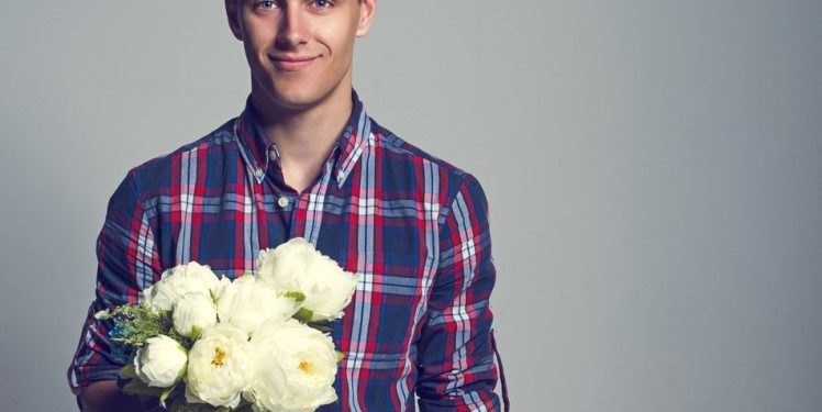 άντρας κρατάει λουλούδια Καταστροφικές συνήθειες
