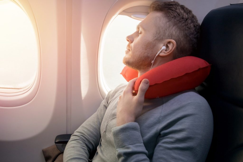 άνδρας που κοιμάται στο αεροπλάνο