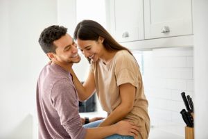 ζευγάρι γελάει κουζίνα άβολο στάδιο της σχέσης