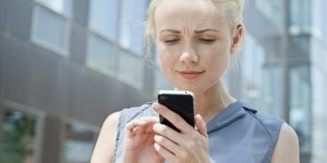 γυναίκα διαβάζει μήνυμα φλερτάρεις στα social media