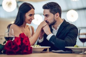 άντρα φιλάει χέρι γυναίκας τριαντάφυλλα ραντεβού που δε θα ξεχάσει