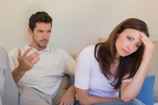 ζευγάρι συζητάει στεναχωρημένο Tips αν θέλεις να χωρίσεις