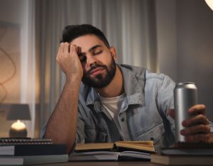 άνδρας κοιμάται ενώ διαβάζει