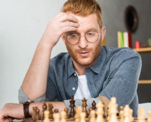 άνδρας σκέφτεται ενώ παίζει σκάκι