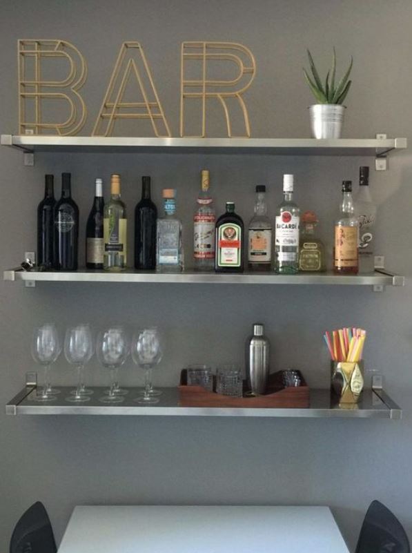 ράφια τοίχου με ποτά σε στυλ mini bar