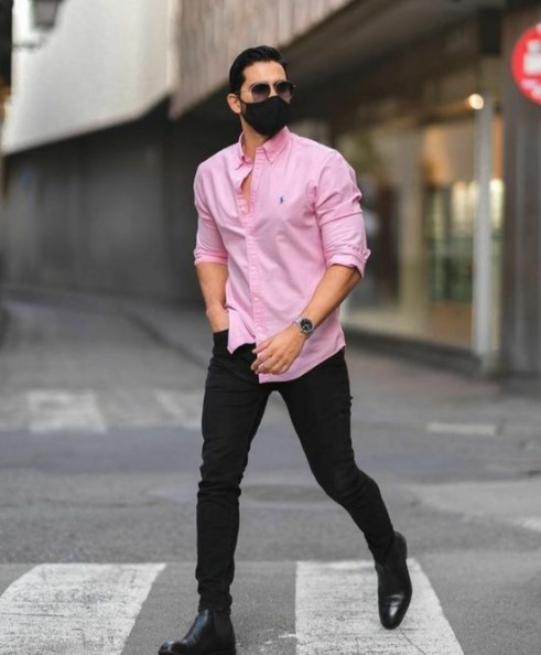 ροζ πουκάμισο μαύρο παντελόνι